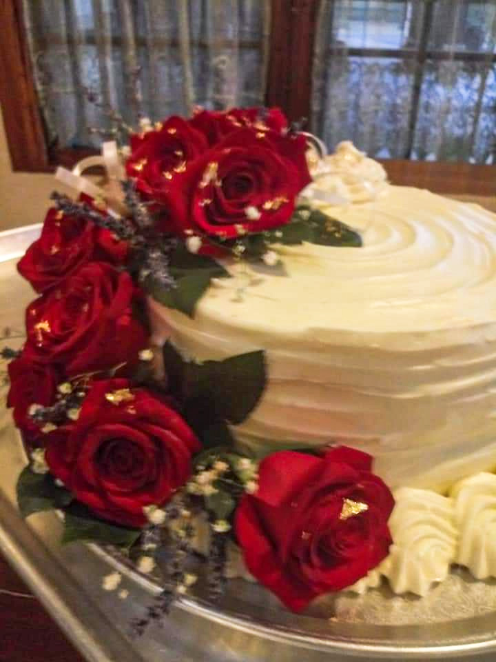 Wedding Cake with red roses and baby's breath